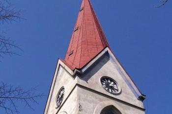 Detail horních partií kostelní věže (© Jan P. Štěpánek, 04/2007)