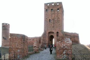 vstupní partie s jižní a branskou věží a mostem přes příkop ( © Pavel Zany Komárek 28/3/2005)