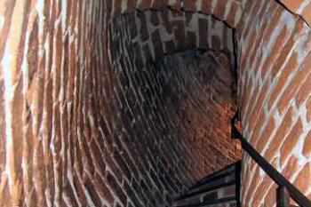 jižní věž - schodiště v síle zdi ( © Pavel Zany Komárek 28/3/2005)