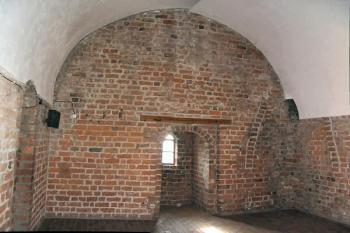 2. patro brány se zbytky krbu vpravo ( © Pavel Zany Komárek 28/3/2005)