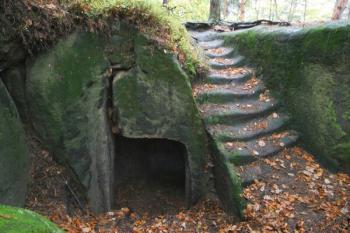 Vnitřek podvalí se schodištěm na vrchol skály a průchodem do skalní světničky ( © Filip Matoušek 10/2004)