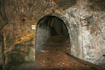 Ústí tesané chodbičky spojující podvalí a světničku ( © Filip Matoušek 10/2004)