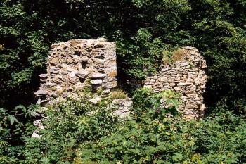 Skrovné zbytky gotického paláce (© Jiří Cukr, 07/2002)