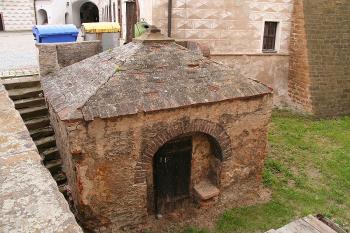 Studniční stavení u mostu přes druhý příkop ( © Ivan Grisa 06/2009)