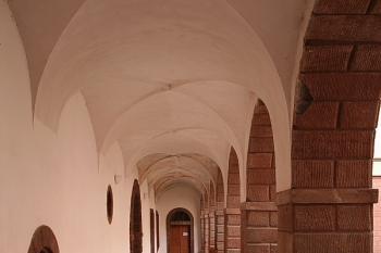 Přízemí arkád na nádvoří ( © Ivan Grisa 06/2009)