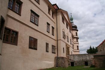 Jižní průčelí z příkopu ( © Ivan Grisa 06/2009)