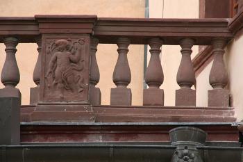 Reliéf na balustrádě terasy na východním křídle ( © Ivan Grisa 06/2009)