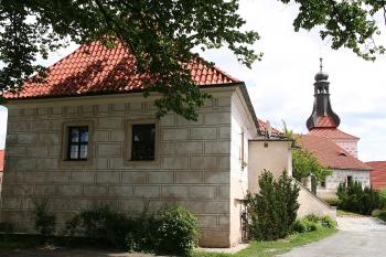 Předzámčí od západu ( © Ivan Grisa 06/2009)