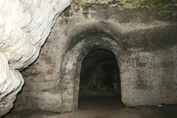 Středověký do skály vytesaný portál skalní světničky v jádře hradu ( © Filip Matoušek 10/2004)