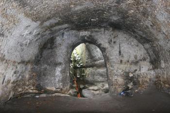Vnitřek horní světničky se středověkým portálem ( © Filip Matoušek 10/2004)