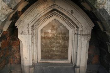 Pamětní deska výstavby kostela pod jižní předsíní (© Ivan Grisa, 12/2008)