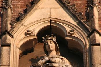 Detail sochy patronky kostela v jižním štítě (© Ivan Grisa, 12/2008)