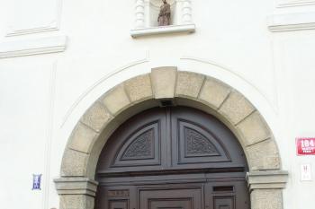 vstupní portál kláštera ( © Milan Caha 01/2009)