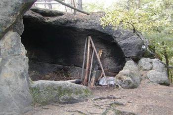 Zbytek skalní světničky s částečně propadlou klenbou ( © Filip Matoušek 09/2002)