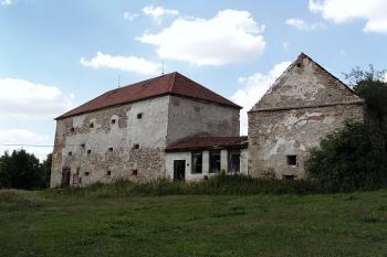 Celkový pohled na dochované budovy tvrze s nízkou budovou drůbežárny uprostřed ( © Filip Matoušek 7/2003)