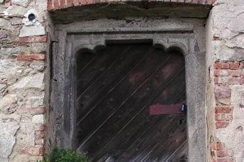 Dnešní vstup do západní budovy, nově sestavený z různých kusů ostění portálů ( © Filip Matoušek 7/2003)