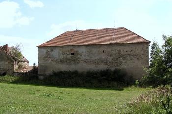 Palácová budova tvrze od severu ( © Filip Matoušek 7/2003)