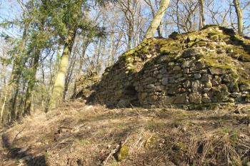 Sev. hradby bočního předhradí od jihu (© Dušan Dohňanský 04/2020)
