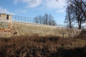 Opěrná zeď na pravém předmostí betonového mostu ( © Ivan Grisa 12/2009)