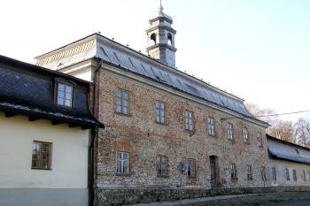 střední patrová část tzv. starého zámku od silnice ( © Jan P. Štěpánek 02/2008)