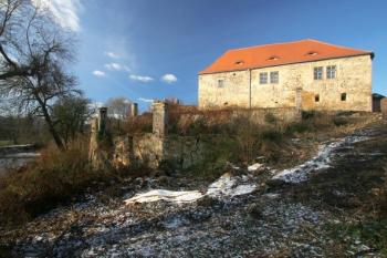 Východní křídlo tvrze s novou střechou, v popředí mladší terasa ( © Filip Matoušek 12/2005)