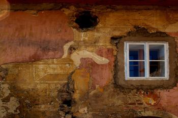 Zbytky psaníčkových sgrafit na severní straně. ( © Radovan Smokoň 05/2007)