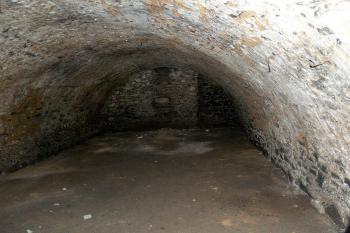 Sklep pod gotickou částí tvrze. ( © Radovan Smokoň 05/2007)