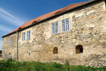 Východní část tvrze. ( © Radovan Smokoň 05/2007)