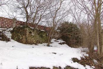Zbytky zdí, pravděpodobně opevnění kolem zámku ( © Roman Řezáč 03/2005)