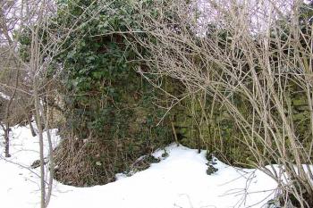 Pozůstatek bašty ( © Roman Řezáč 03/2005)