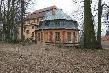 Polygonální přístavek na severní straně, v pozadí hlavní budova zámku. ( © Filip Matoušek 03/2005)