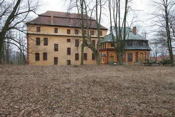 Celkový pohled na budovu zámku z parku od východu ( © Filip Matoušek 03/2005)