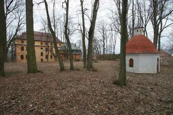Kaple v zámeckém parku a budova zámku ( © Filip Matoušek 03/2005)