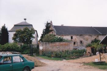 Pohled od severu na budovy dvora, vlevo zámek (© Lukáš Pechánek, 08/2000)