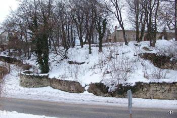 Celkový pohled od kostela na výběžek kde stával zámek ( © Roman Řezáč 03/2005)