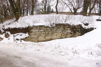 Část zachované zdi opevnění kolem zámku ( © Roman Řezáč 04/2005)