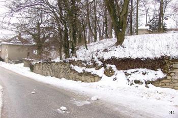 Zachovaná zeď opevnění nad silnicí ( © Roman Řezáč 03/2005)