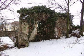 Zachovaná zeď zámku ( © Roman Řezáč 03/2005)