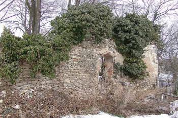 Zachovaná zeď zámku s otvorem po oknu ( © Roman Řezáč 04/2005)