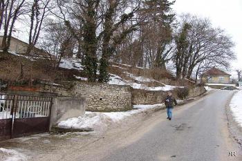 Pohled ze silnice, nalevo se zbytkem opevnění, částečně později opraveného a zarovnaného ( © Roman Řezáč 03/2005)