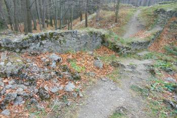 Vých. hradba mezi předním a zadním hradem zabraňující vstupu do vnitřního příčného příkopu (© Dušan Dohňanský  11/2021)