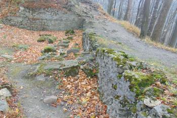 Záp. hradba mezi předním a zadním dílem hradu (© Dušan Dohňanský  11/2021)