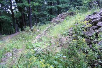 odkrytá východní obvodová zeď předního hradu ( © Jan P. Štěpánek 08/2005)