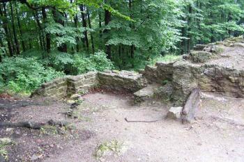 vstupní část zadního hradu ( © Jan P. Štěpánek 08/2005)