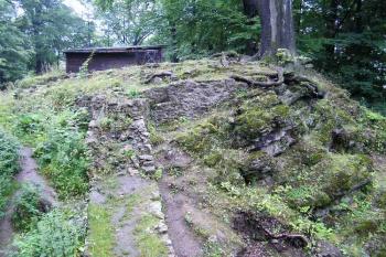 napojení hradby spojující přední a zadní hrad na masivní hradbu zadního hradu ( © Jan P. Štěpánek 08/2005)