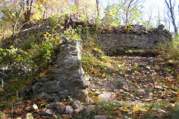 1. brána do vnitřního hradu ( © Jan P. Štěpánek 10/2005)