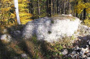 vnější líc stěny okrouhlé věže ( © Jan P. Štěpánek 10/2005)