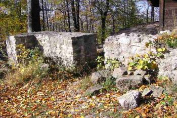 líc zdi tzv. kovárny ve směru od nádvoří ( © Jan P. Štěpánek 10/2005)