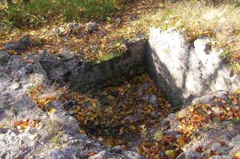 tzv. propadliště pod branou do zadního hradu ( © Jan P. Štěpánek 10/2005)
