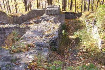chodba vedoucí do suterénu paláce ( © Jan P. Štěpánek 10/2005)